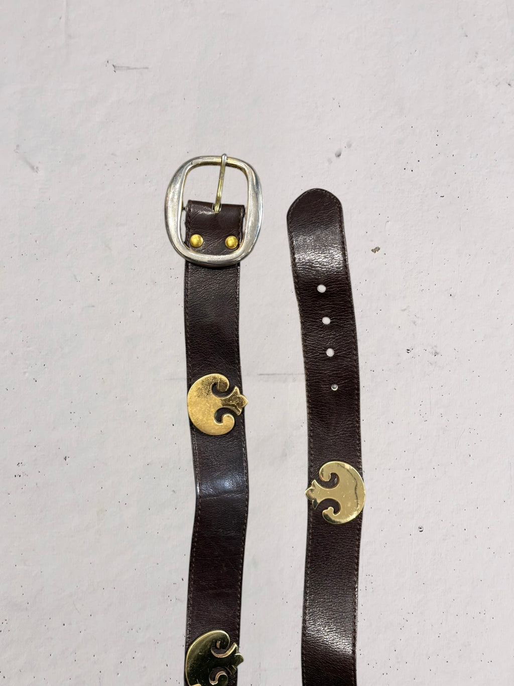 Cintura in cuoio scuro decorazioni metalliche giglio oro