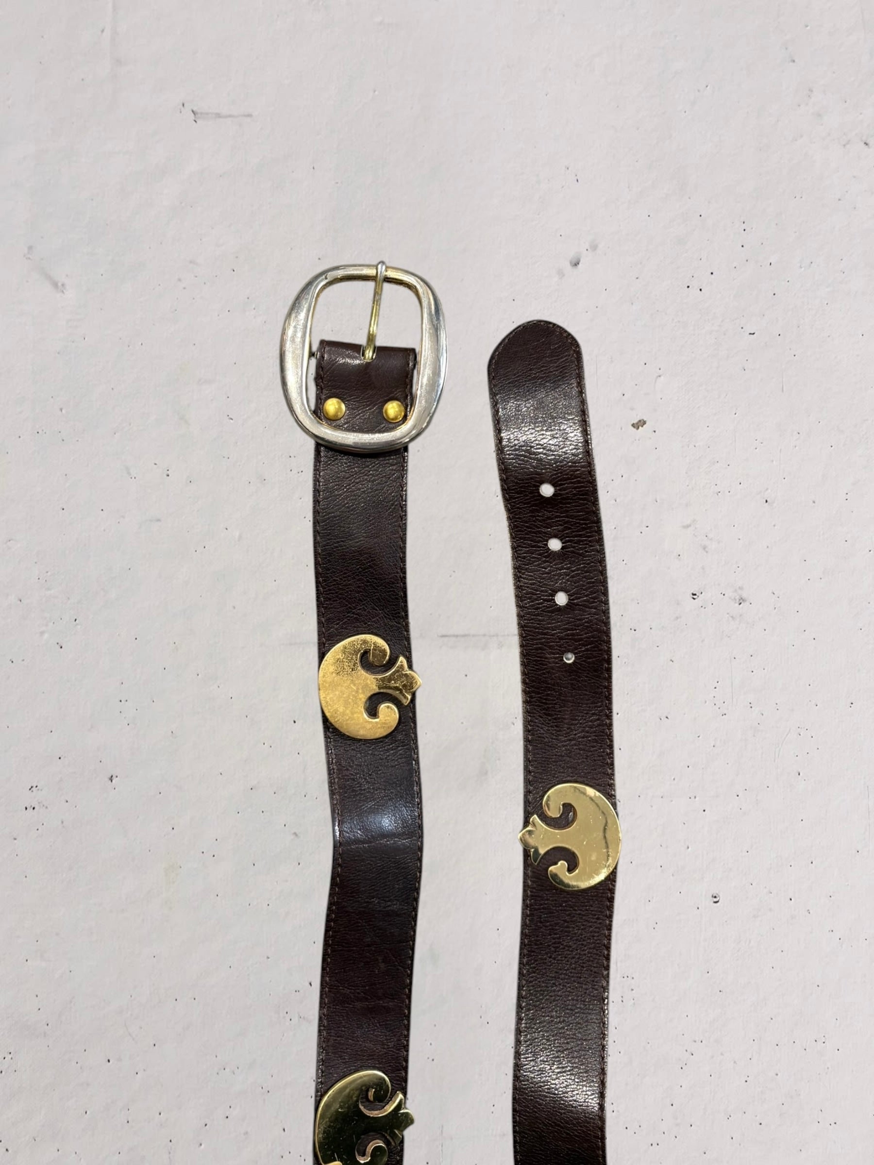 Cintura in cuoio scuro decorazioni metalliche giglio oro