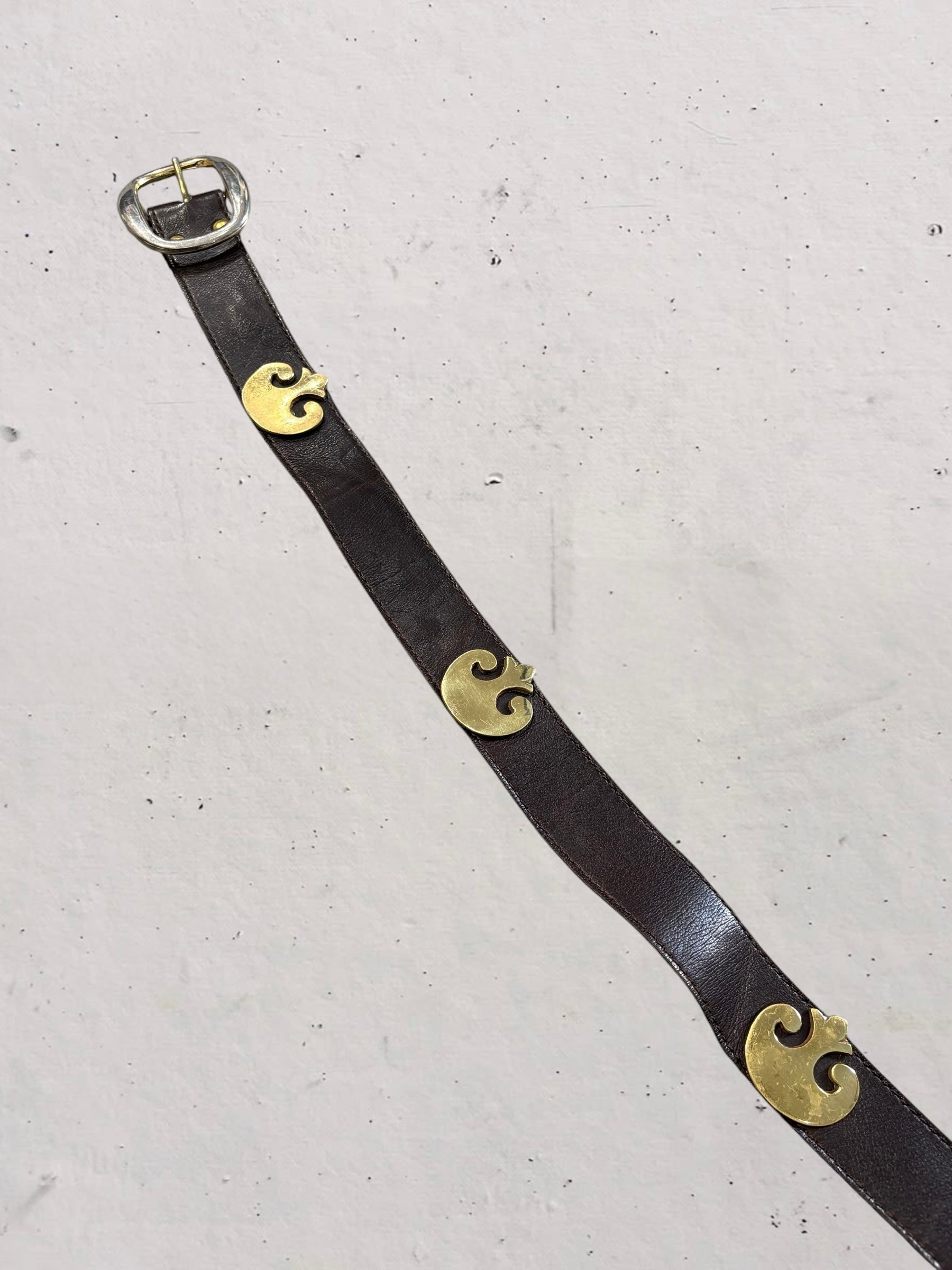 Cintura in cuoio scuro decorazioni metalliche giglio oro