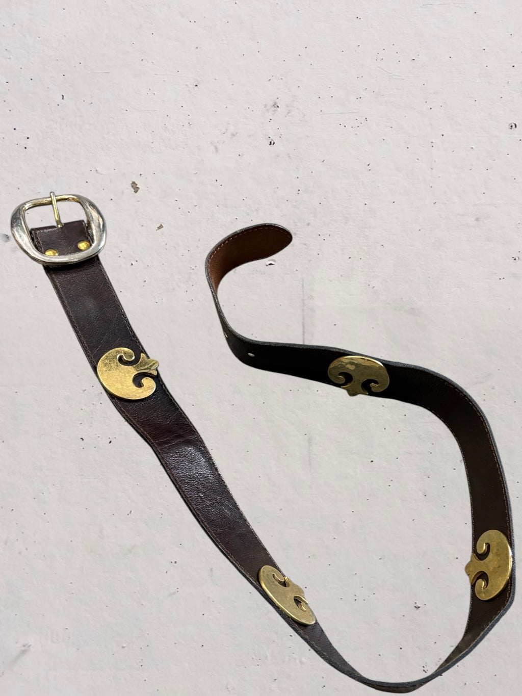 Cintura in cuoio scuro decorazioni metalliche giglio oro