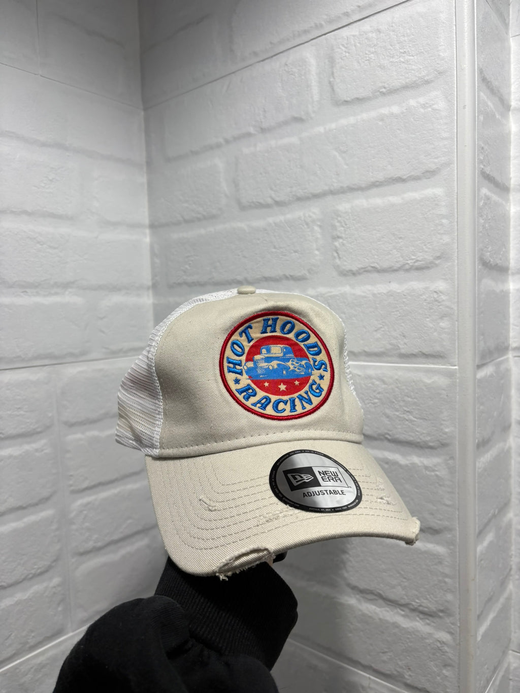 Cappello New Era Trucker "Hot Hoods Racing" beige/bianco visiera distressed