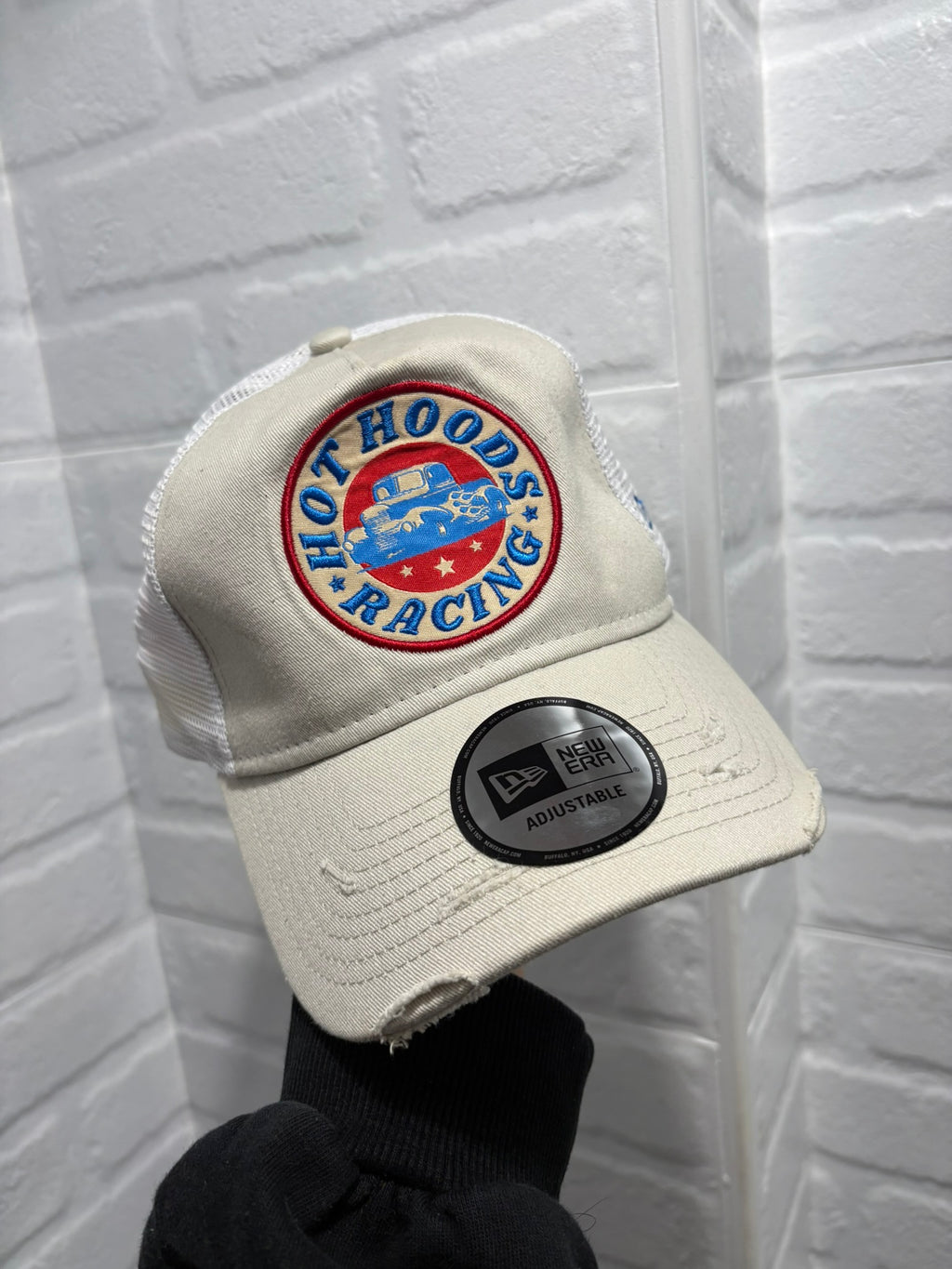 Cappello New Era Trucker "Hot Hoods Racing" beige/bianco visiera distressed