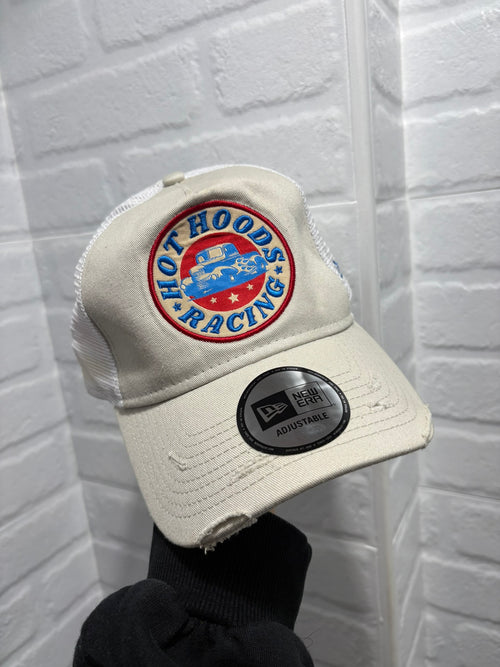 Cappello New Era Trucker "Hot Hoods Racing" beige/bianco visiera distressed
