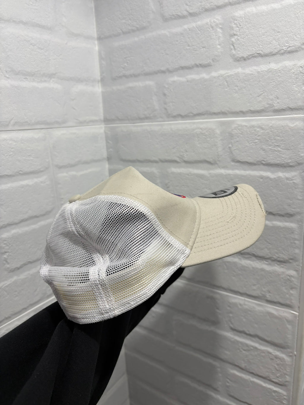 Cappello New Era Trucker "Hot Hoods Racing" beige/bianco visiera distressed