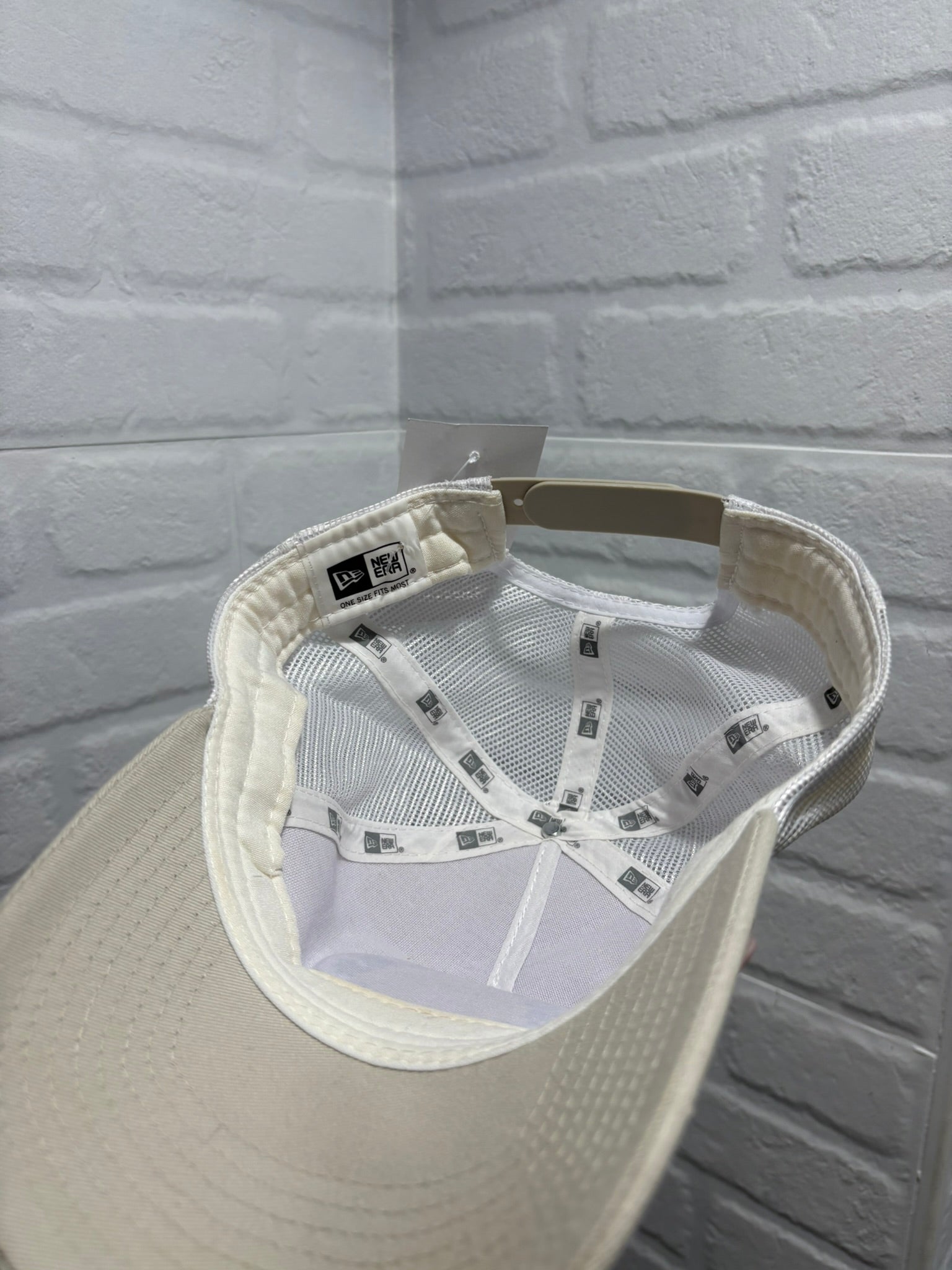 Cappello New Era Trucker "Hot Hoods Racing" beige/bianco visiera distressed