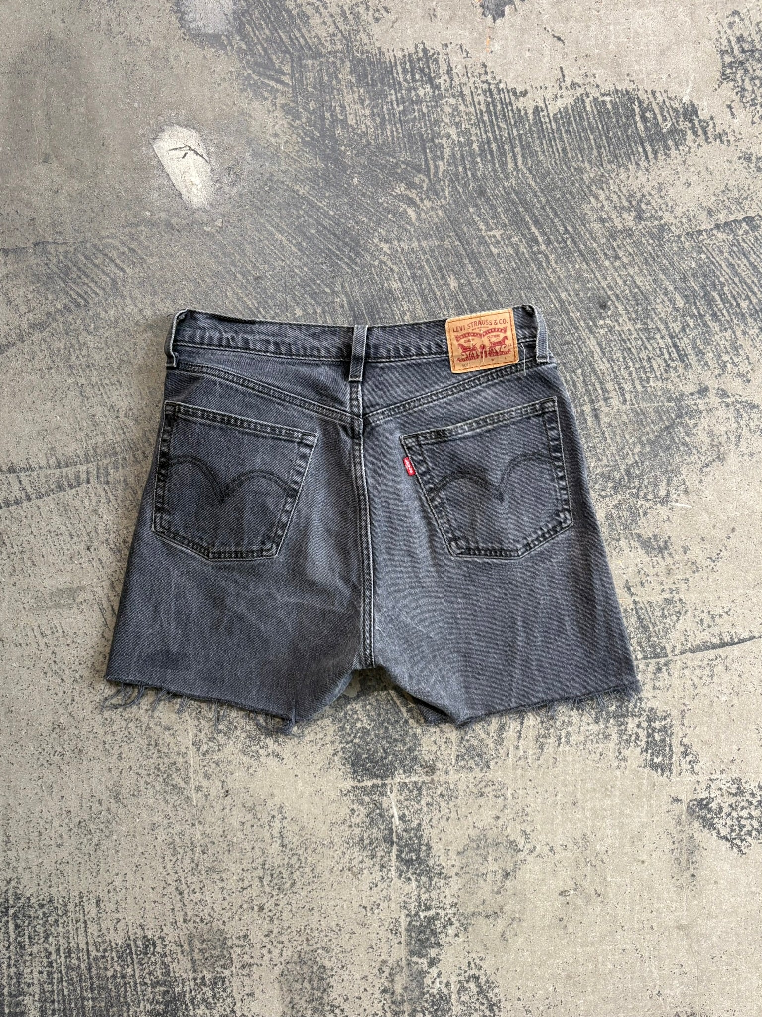 Short Levi's grigio antracite taglio vivo W28
