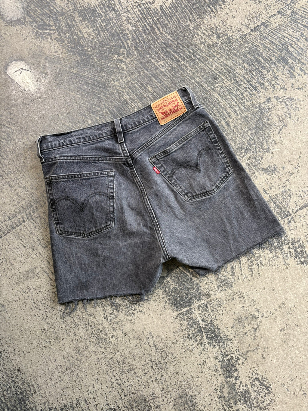 Short Levi's grigio antracite taglio vivo W28