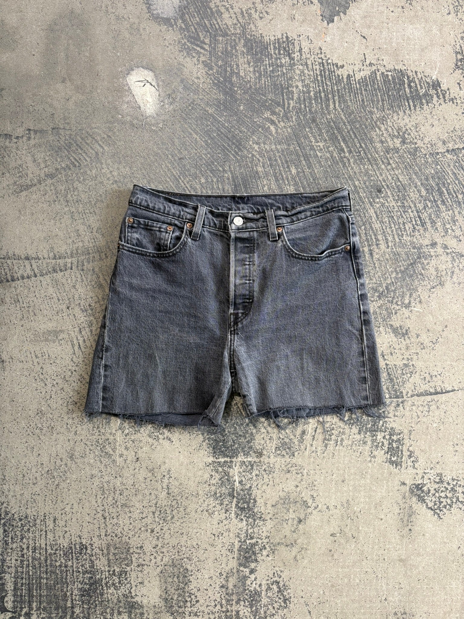 Short Levi's grigio antracite taglio vivo W28