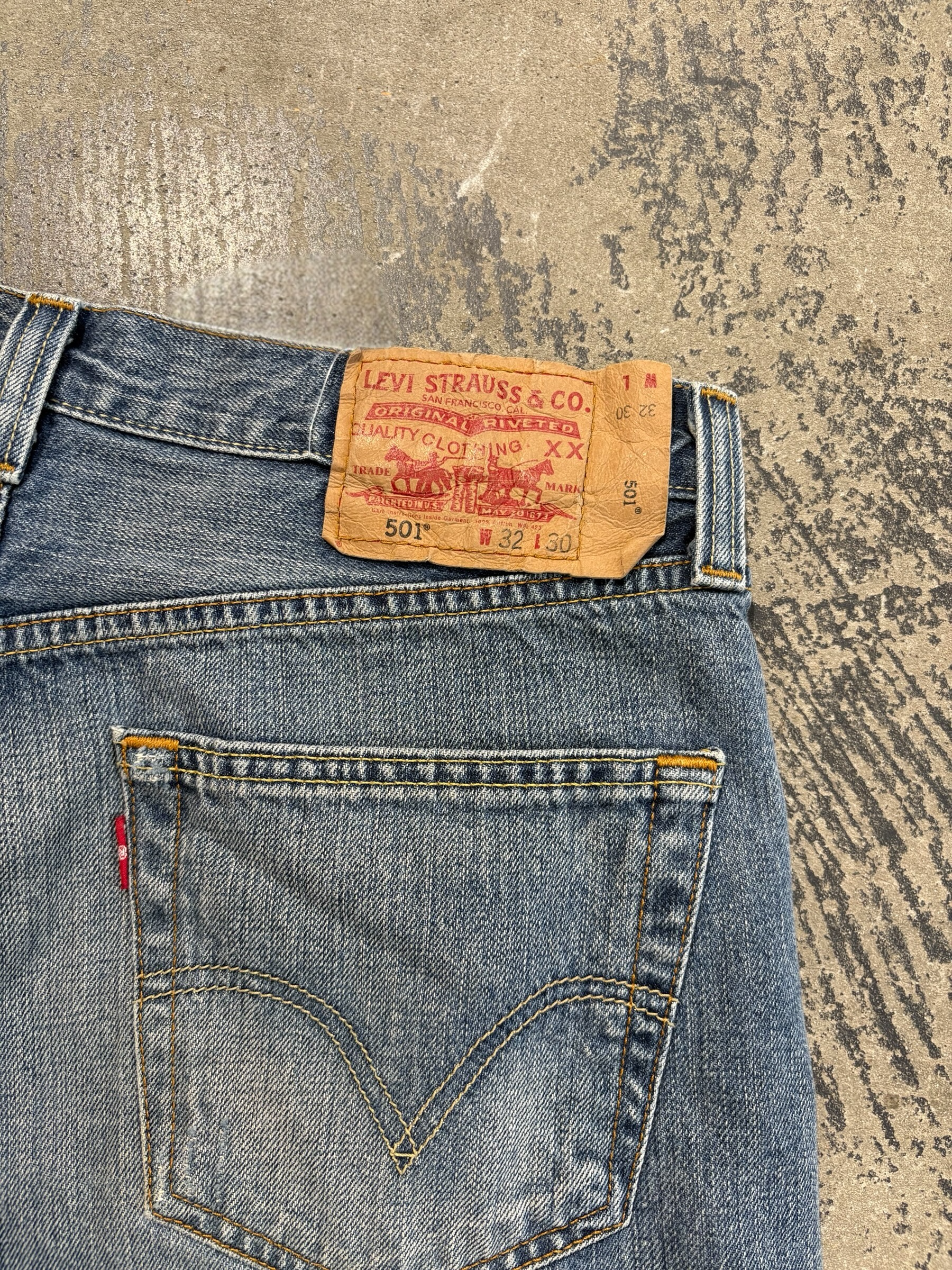 Shorts Levi's 501 Original lavaggio medio dettagli distressed W32