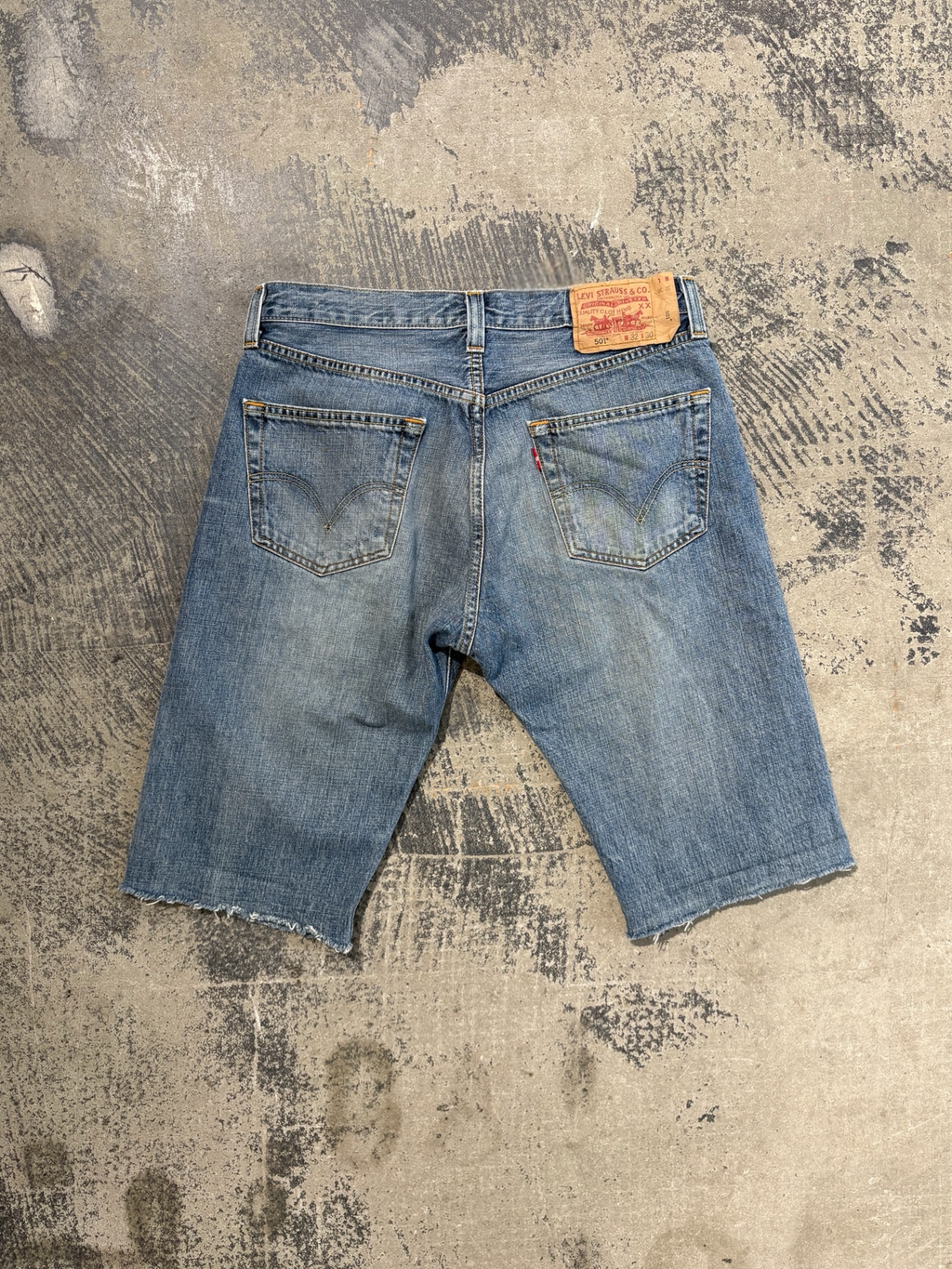 Shorts Levi's 501 Original lavaggio medio dettagli distressed W32