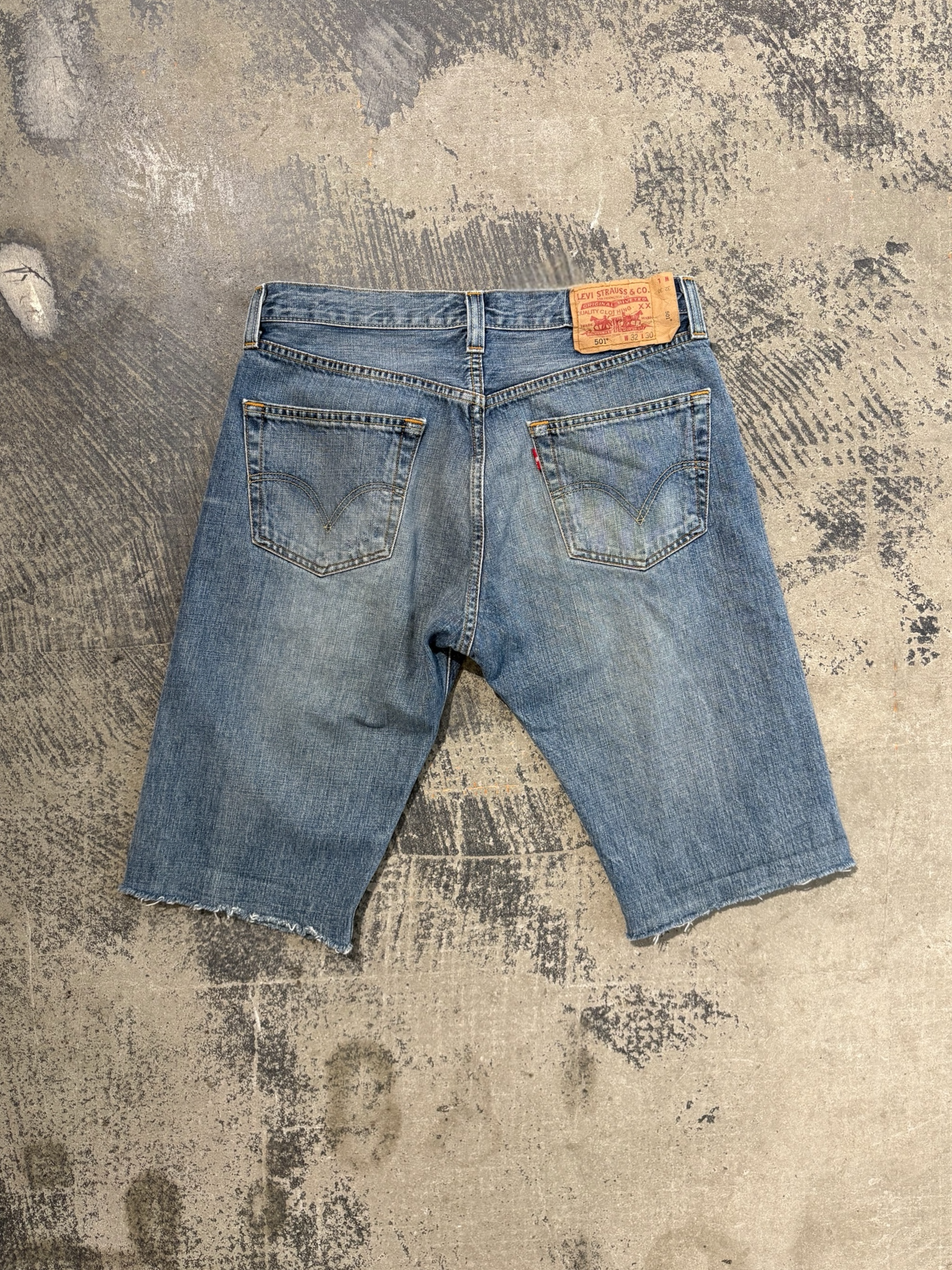 Shorts Levi's 501 Original lavaggio medio dettagli distressed W32
